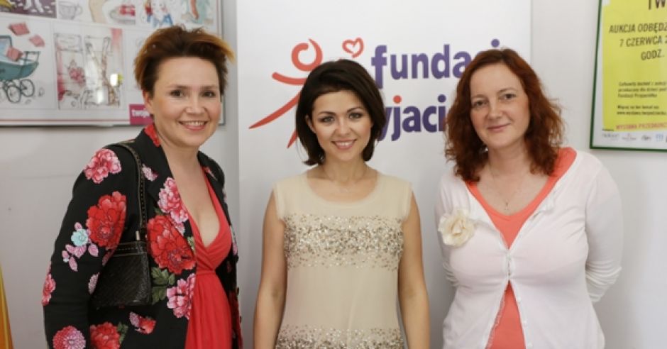 Magdalena Klimkowska - red. naczelna miesięcznika "Twoje Dziecko", Katarzyna Cichopek i Joanna Luberadzka Gruca - Fundacja "Przyjaciółka" podczas aukcji charytatywnej "Obrazki do pokoju Twojego Dziecka"