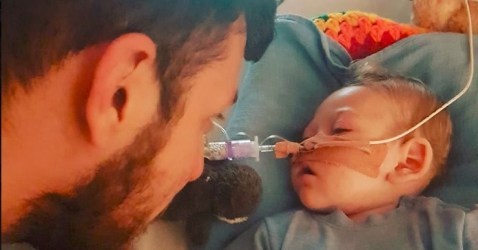 10-miesięczny Charlie Gard z tatą