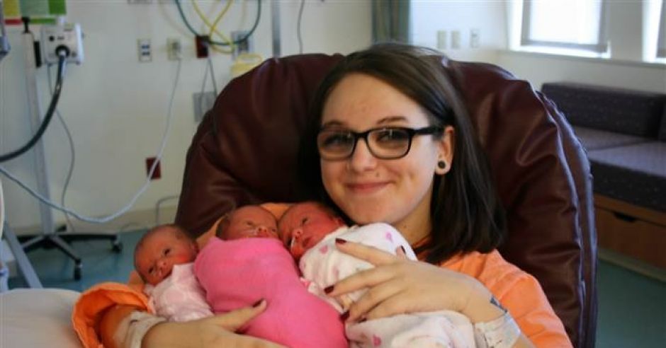 19-letnia mama urodziła identyczne trojaczki