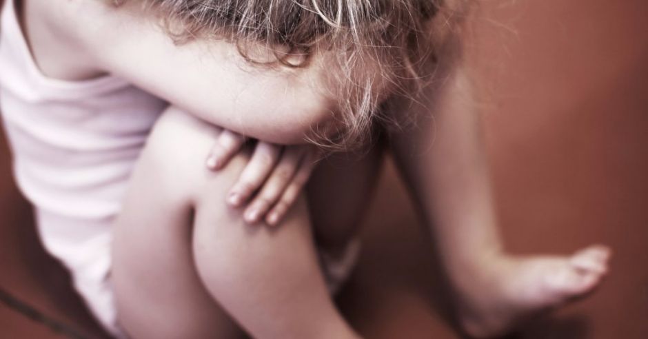 2-letnie dziecko na imprezie z matką