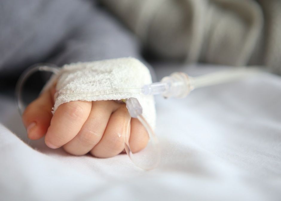 7-miesięczne niemowlę zarażone koronawirusem