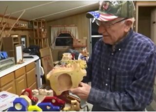 80-letni mężczyzna robi zabawki dla biednych dzieci i rozdaje je w święta