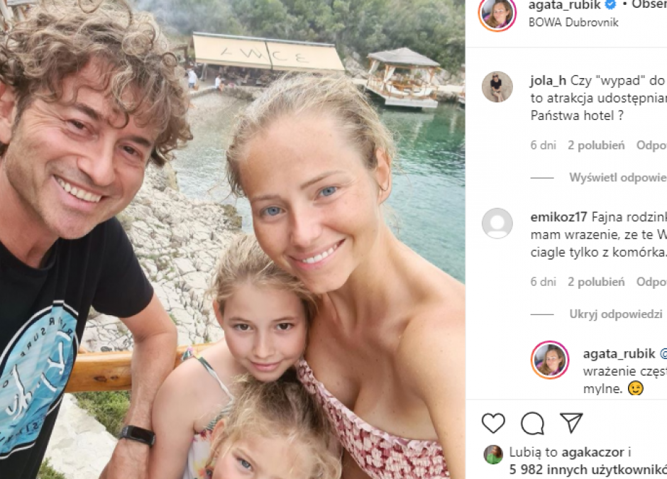 Agata Rubik daje dzieciom telefon