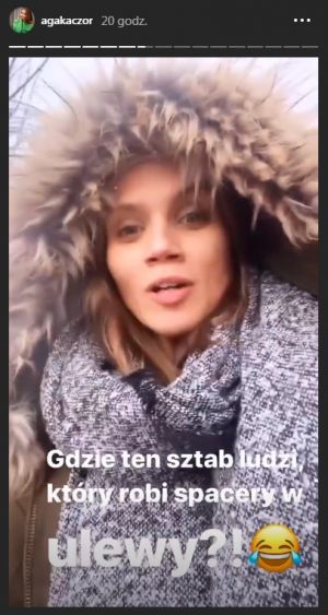 Agnieszka Kaczorowska na spacerze z córką