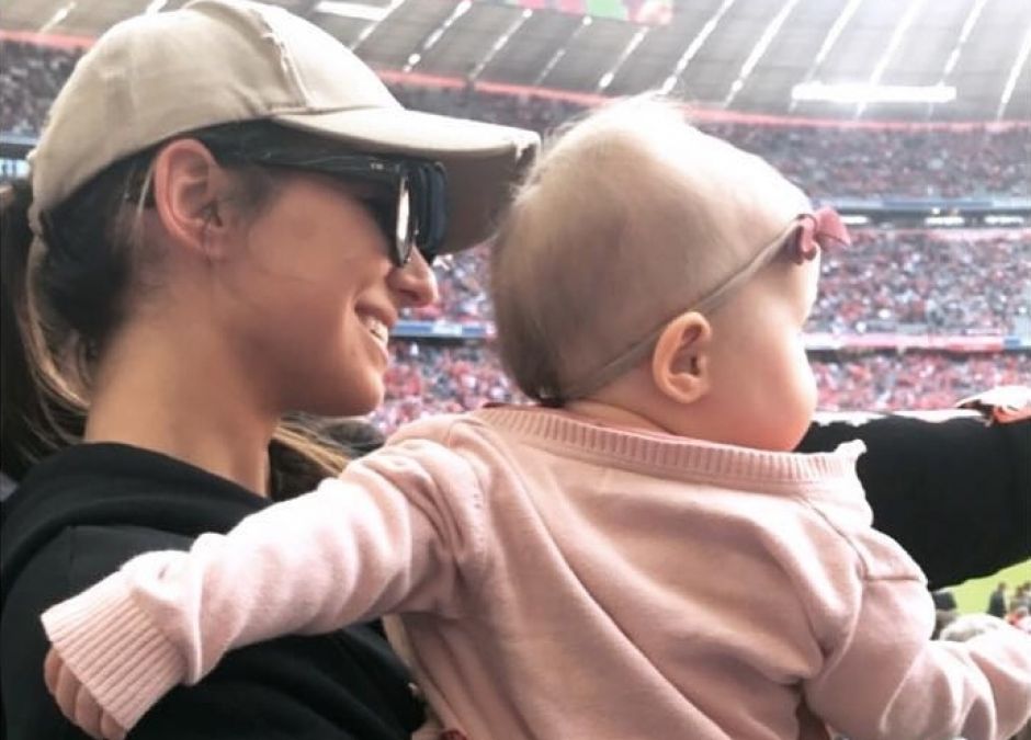 Ania i Klara Lewandowskie na meczu
