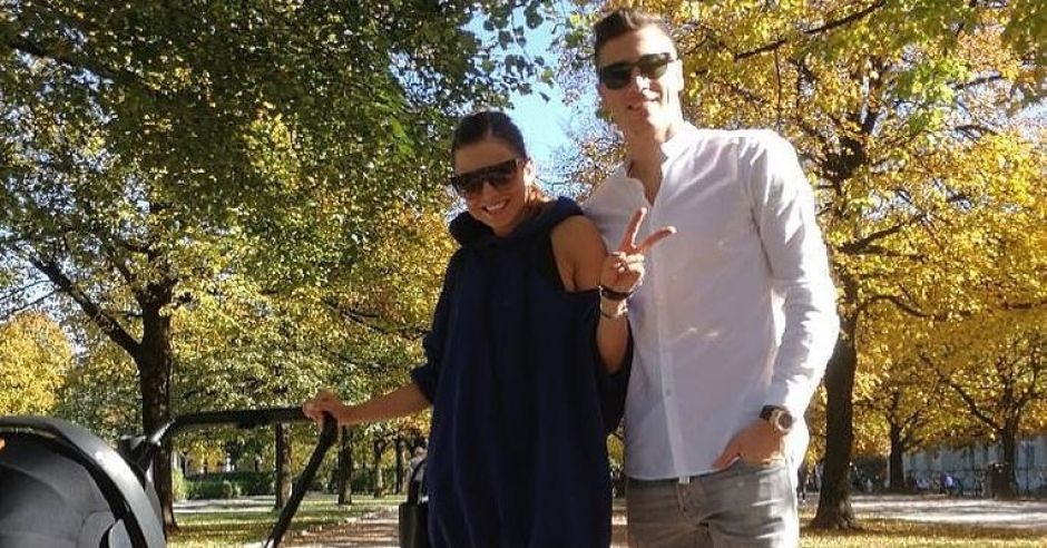 Ania i Robert Lewandowscy na spacerze z córką