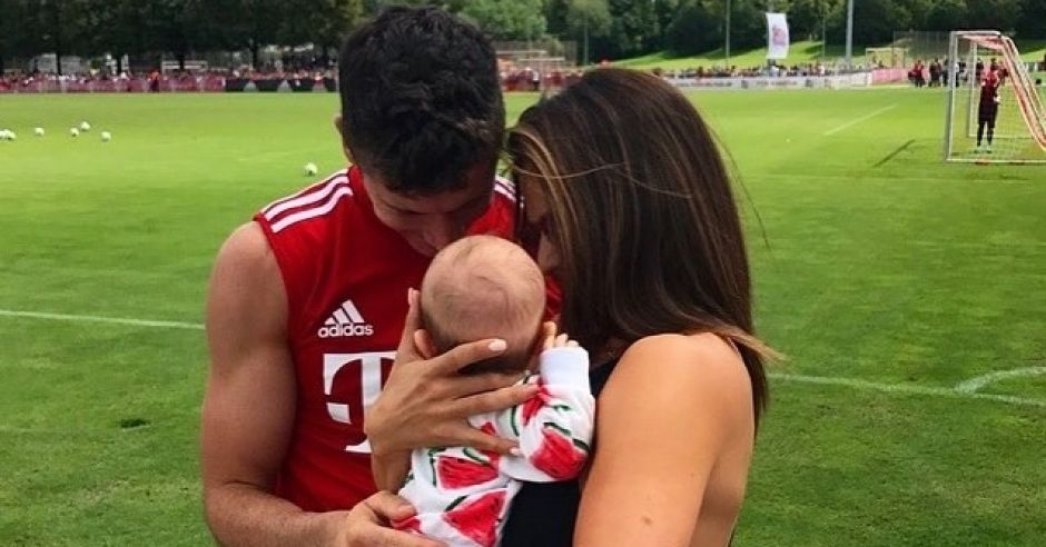 Ania i Robert Lewandowscy z Klarą z dresiku w arbuzy