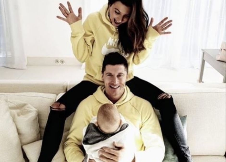 Anna i Robert Lewandowscy z Klara w żółtych bluzach