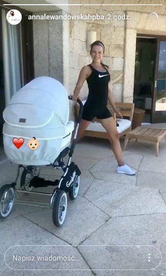 Anna Lewandowska ćwiczy z Klarą w wózku