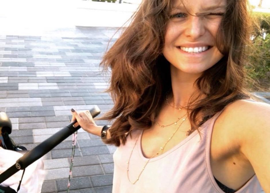 Anna Lewandowska z Klarą w wózku