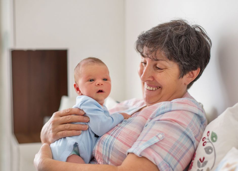 Babcia, która zajmuje się wnukiem