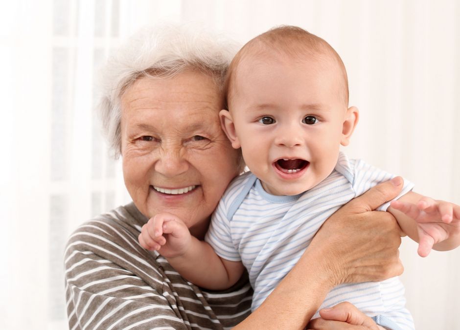 Babcia, która zajmuje się wnukiem