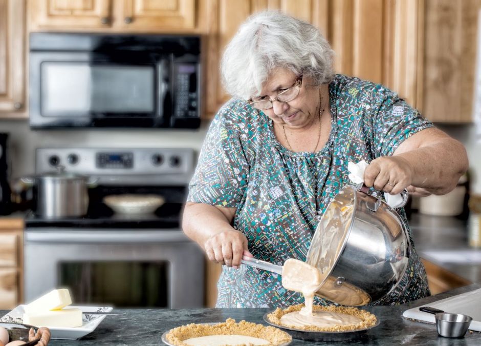 Babcia przekarmia wnuki