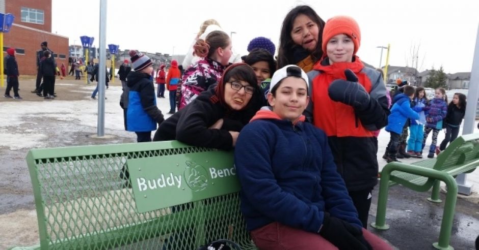 Buddy bench - ławka dla nieśmiałych dzieci