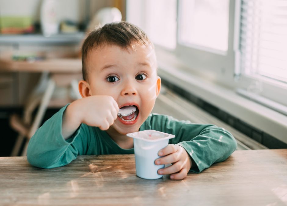chłopiec je jogurt