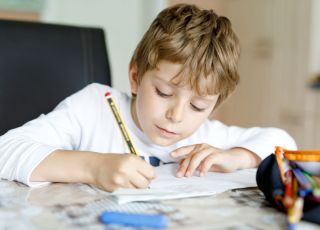 Chłopiec, który uczy się pisać