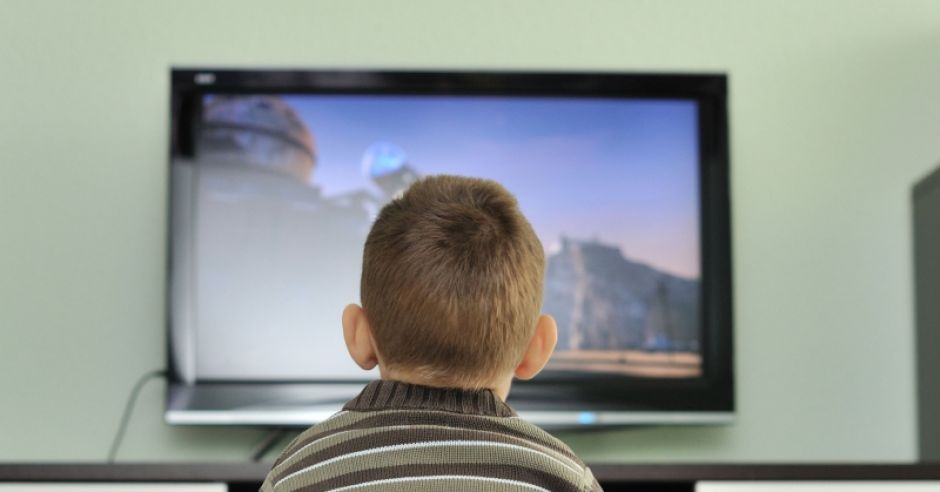 chłopiec przed tv, telewizor, tv, dziecko przed telewizorem