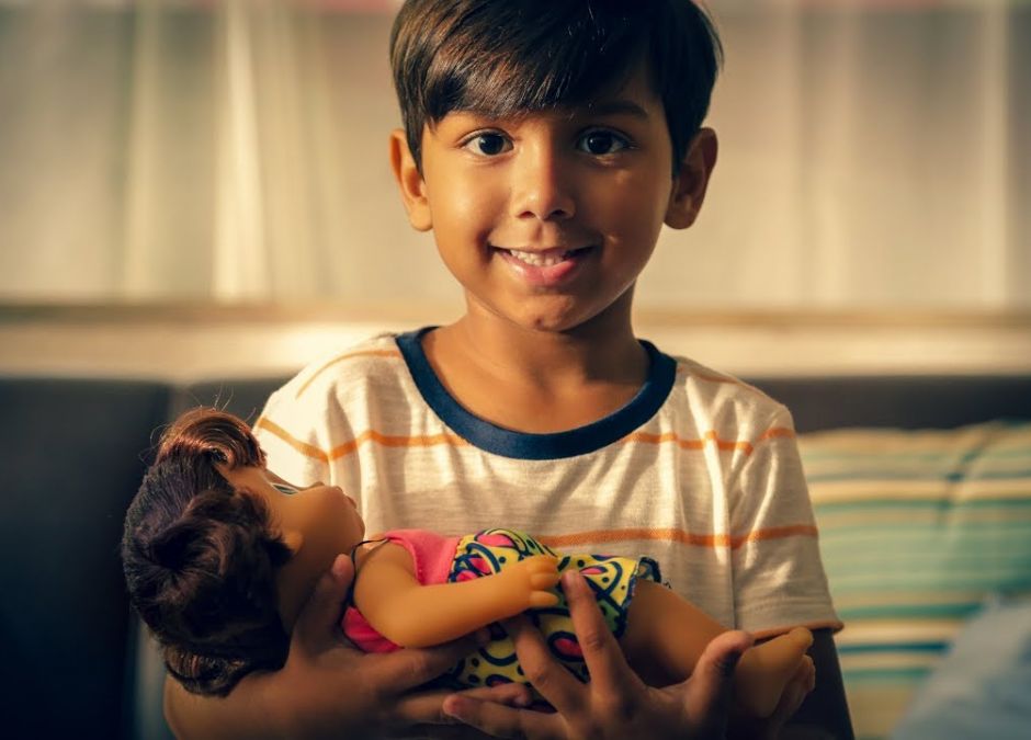 Chłopiec z lalką: spot Hasbro
