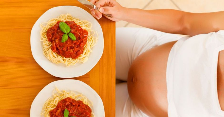 ciąża, kuchnia, talerz, spaghetti, brzuszek