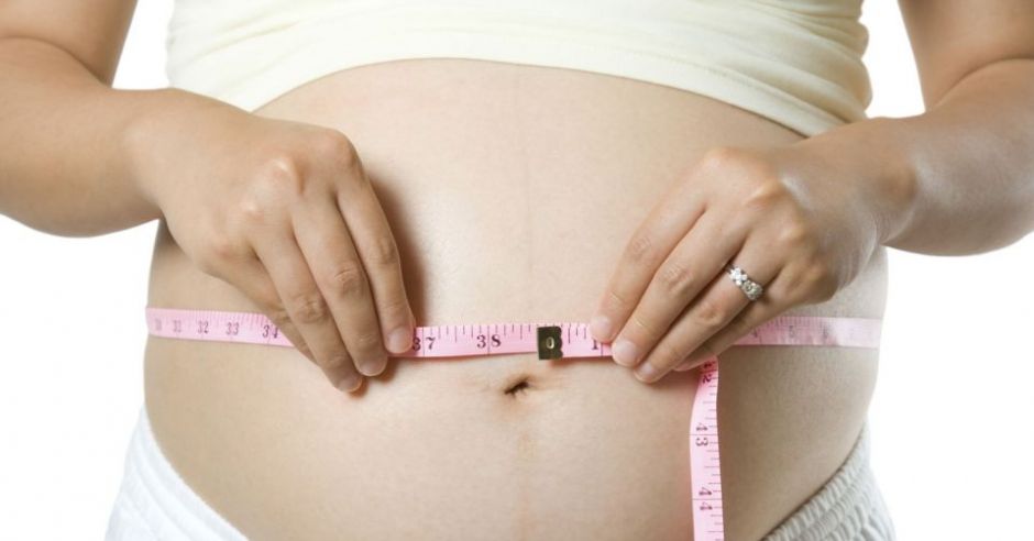 fata scurtă care încearcă să piardă în greutate