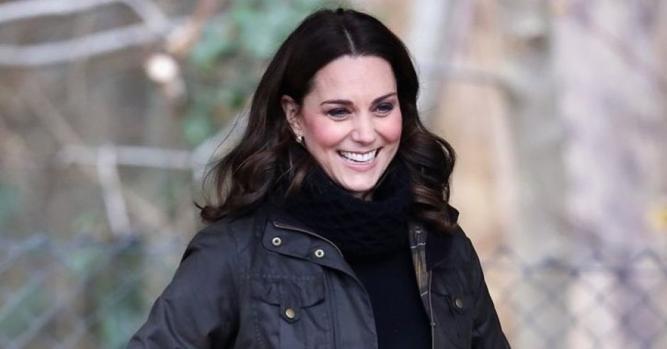 Ciężarna księżna Kate w swetrze