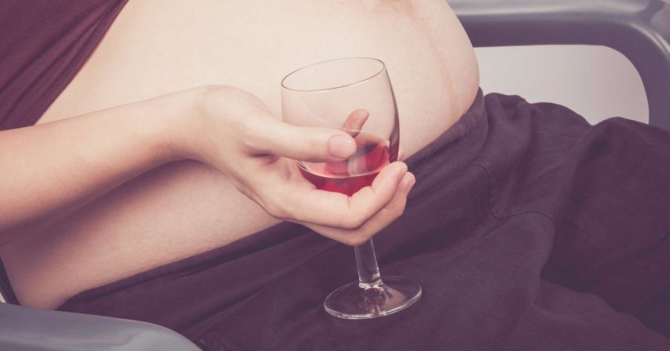 Ciężarna pije alkohol i jest bezkarna