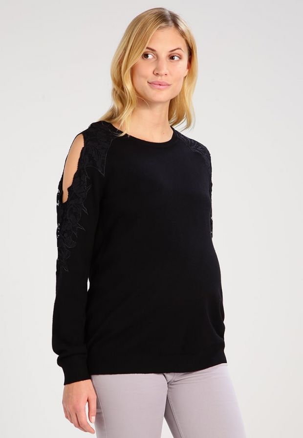 Czarny sweter ciążowy typu cold shoulder