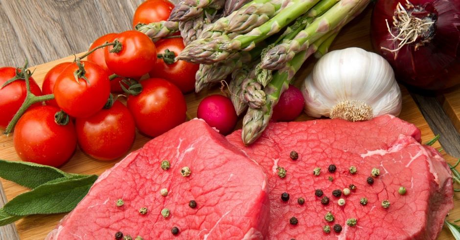Czerwone mięso, szparagi, pomidory - dieta dla kobiet w ciąży