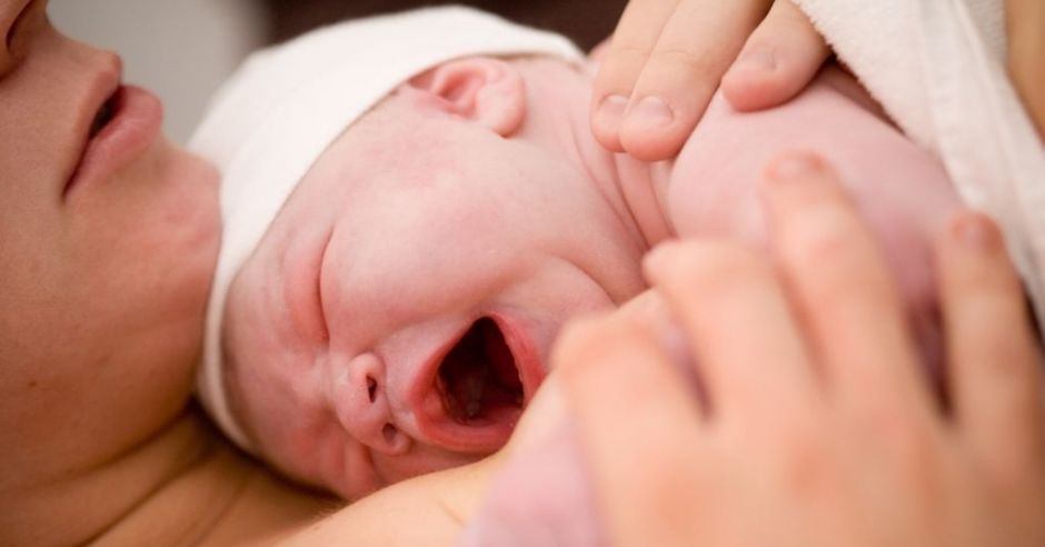Czy jedzenie łożyska po porodzie wpływa korzystnie na zdrowie młodej mamy?