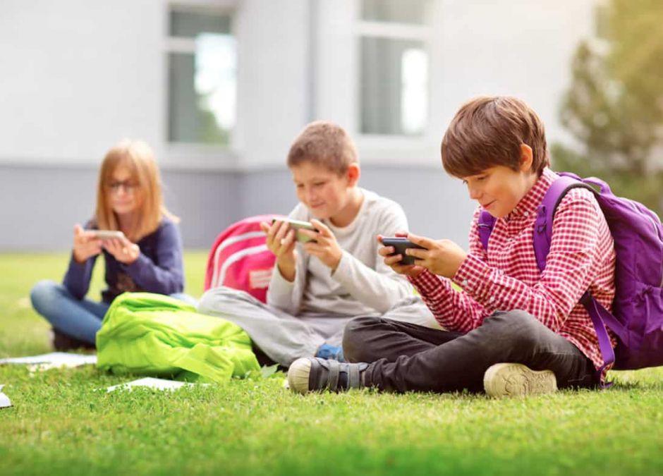 Czy nauczyciel może zabrać telefon uczniowi