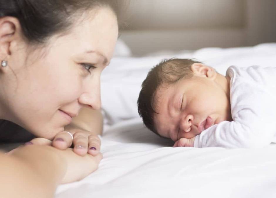 Czy niemowlę może spać na brzuchu? Kiedy układać dziecko w