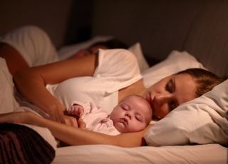 Czy spanie z dzieckiem w jednym łóżku może być niebezpieczne