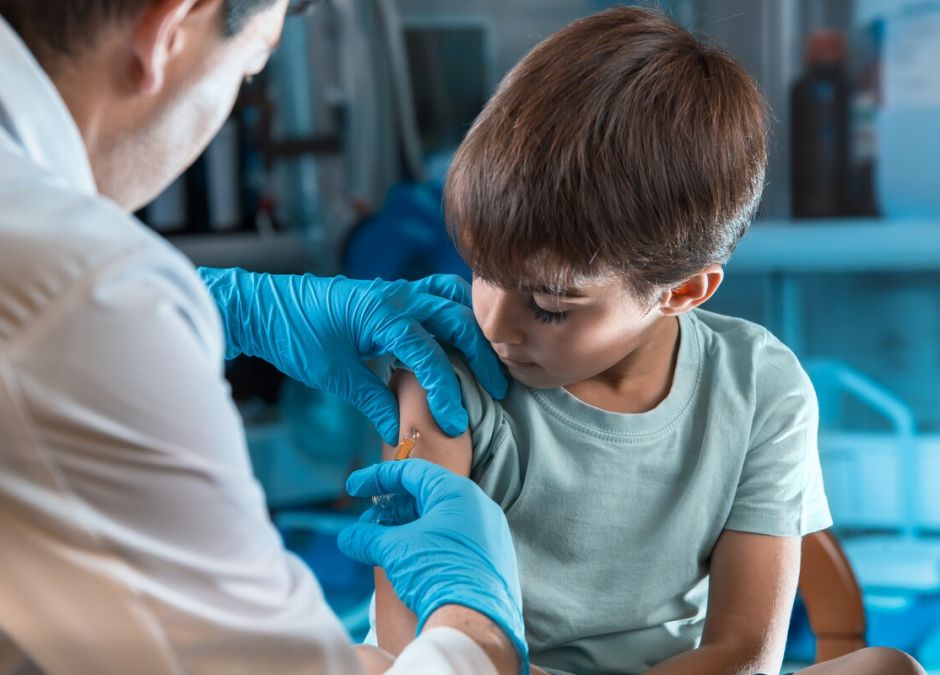 Czy szczepienie dziecka zwalnia z kwarantanny?