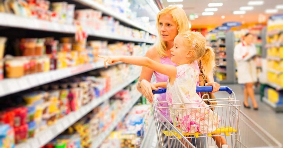 czytanie etykiet w supermarkecie