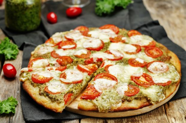 Tarta z pesto, pomidorami i mozarellą