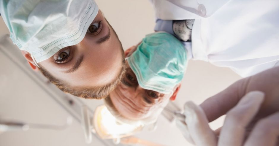 dentysta, gabinet stomatologiczny, na fotelu dentysty