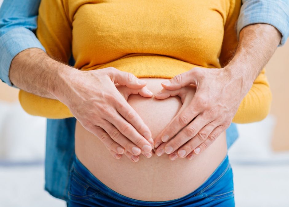 dlaczego dzieci kopią w brzuchu mamy