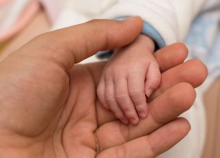 dłoń noworodka, dłoń niemowlaka, dłoń