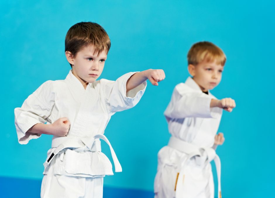 dzieci ćwiczące aikido