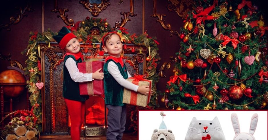 dzieci dekorują dom na święta