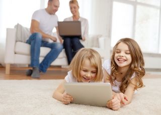 dzieci, dziewczynki, rodzice, tablet, komputer, laptop, zabawa