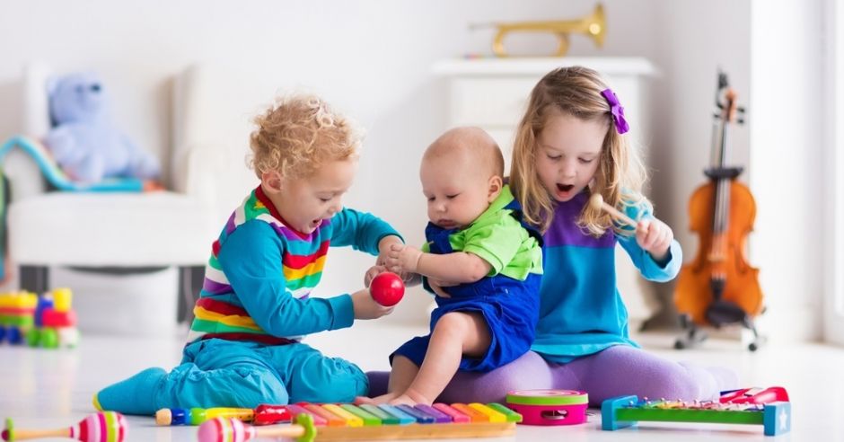 dzieci i instrumenty muzyczne
