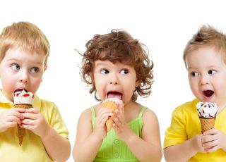 Dzieci jedzą lody