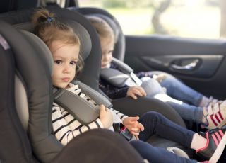 dzieci w fotelikach samochodowych 
