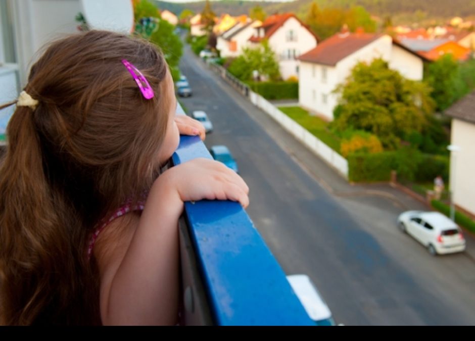 dziecko, balkon