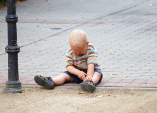 Dziecko bez opieki na ulicy