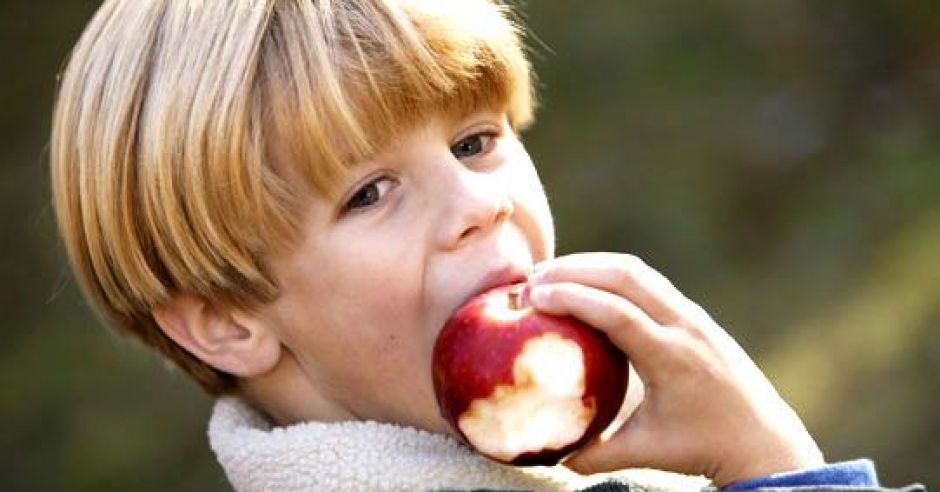 dziecko, jabłko, owoce