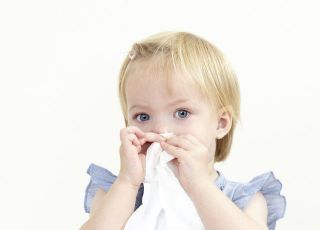 dziecko, katar, chusteczka, czyszczenie nosa, zdrowie dziecka