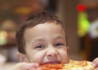 dziecko, kuchnia dla malca, pizza, chłopiec