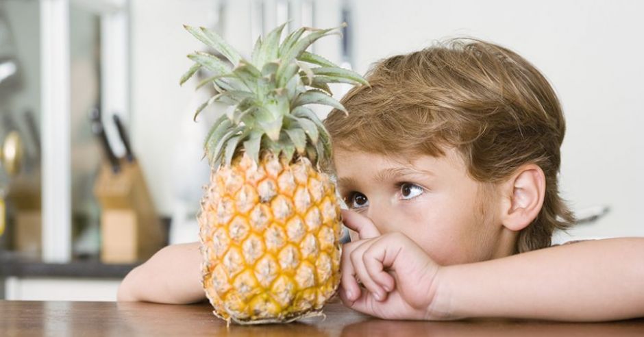 dziecko, kuchnia, owoce egzotyczne, ananas